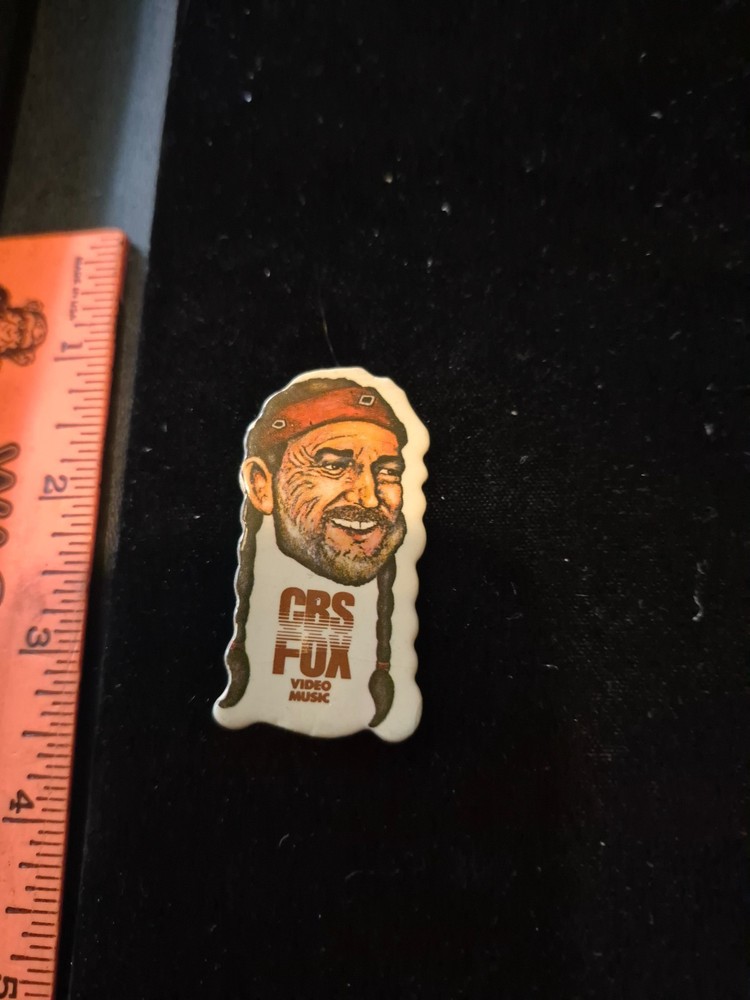 WILLIE NELSON cBs vIDEO chip pin  PROMO vintage                             ffej