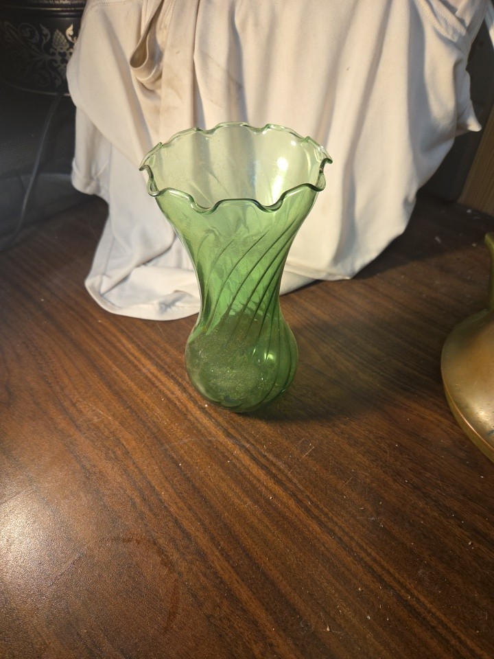 Vintage Emerald Green Glass Swirl Flower Vase Ruffled Edge 7