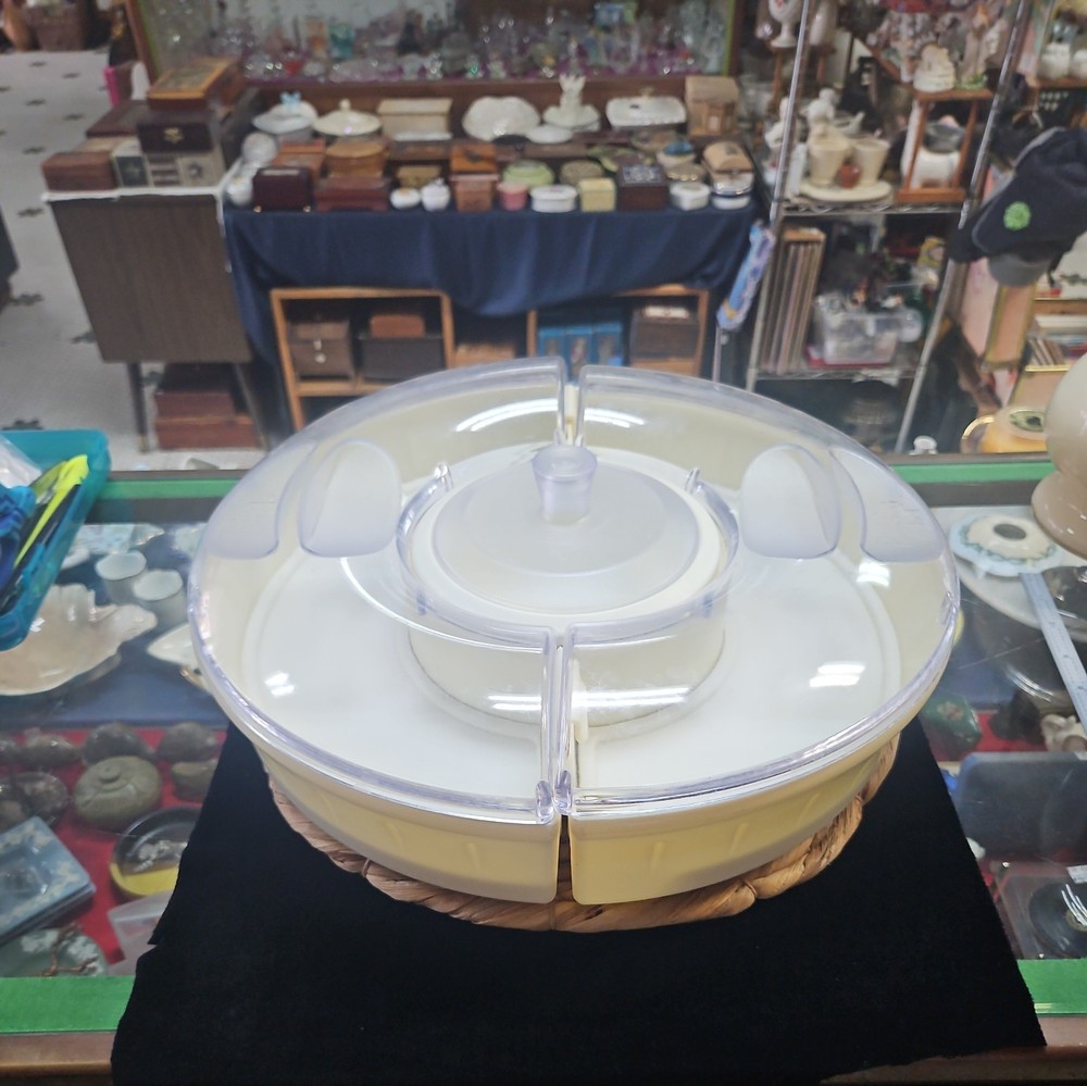 Pampered Chef 8-Piece Chillzanne Round Cool Sectional Appetizer Tray