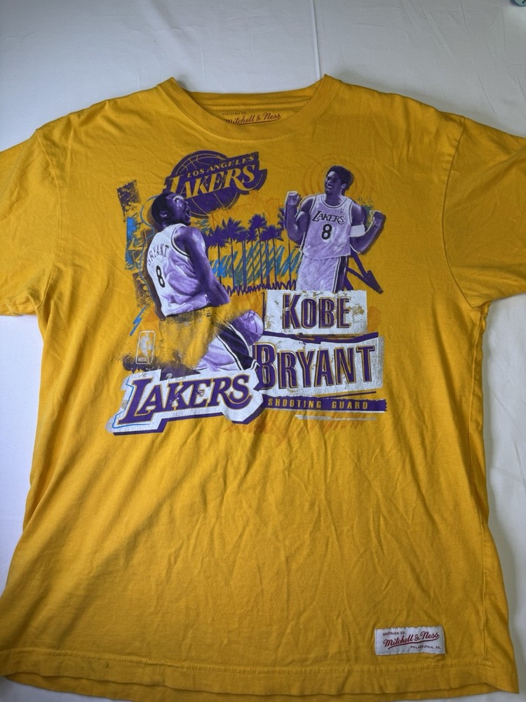 Kobe Bryant Los Angeles Lakers Graphic T-Shirt Gold Men’s Small Mitchell & Ness