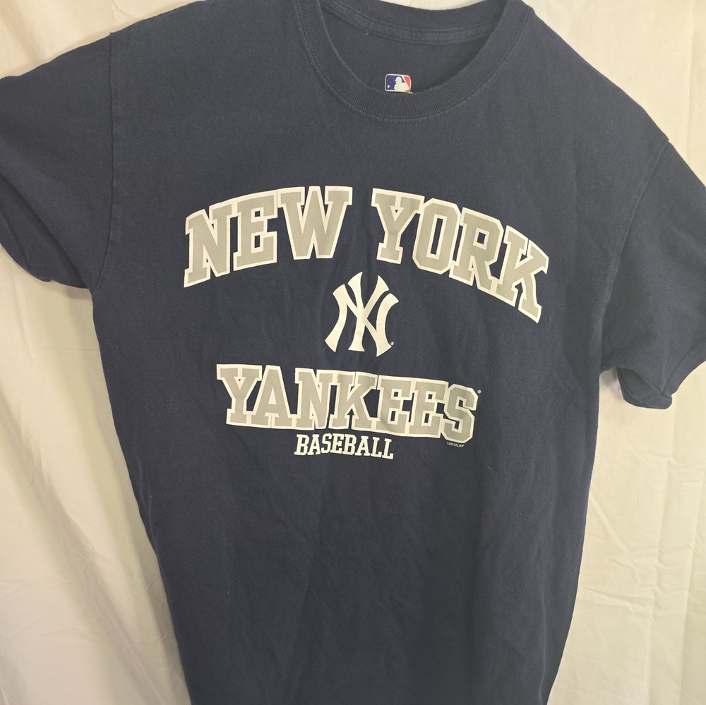 New York Yankees Logo T-Shirt (Men’s medium) MLB Genuine Merchandise Baseball