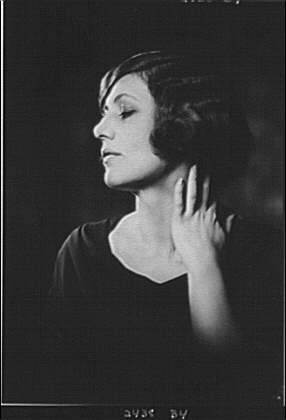 Photo:Louise Prussing Portrait Photo 1920s Woman Studio Portrait
