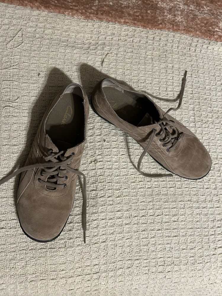 Clark's beige/tan suede Lace Up Women’s Walking Shoes Size 8M