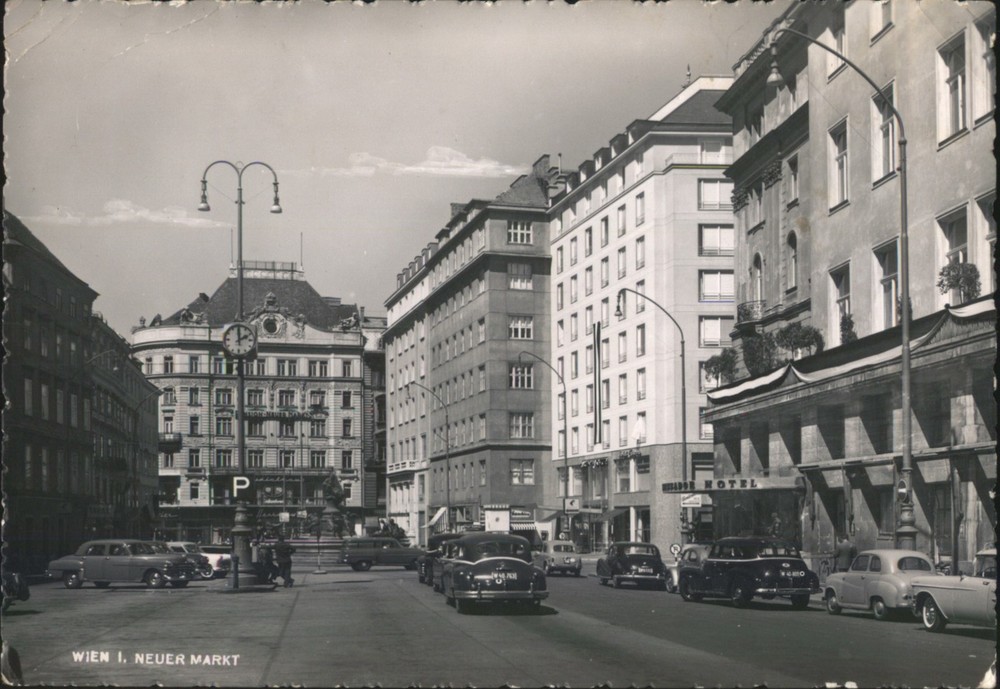 Vienna, Austria Neuer Markt Street Scene Original Vintage Postcard