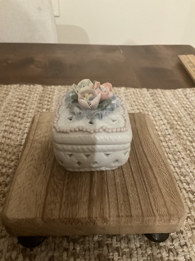 Vintage Capodimonte-Style Trinket Box Lattice White Porcelain 3-D Flowers Roses