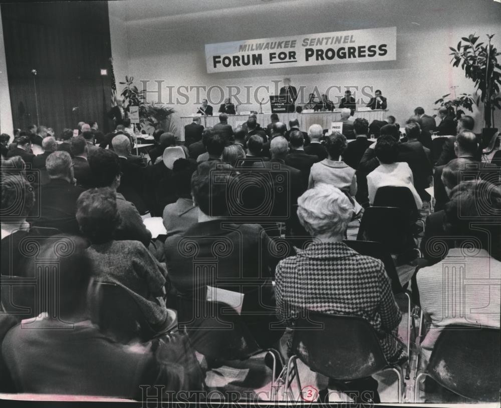 1966 Press Photo Governor Knowles giving opening address at Forum for Progress