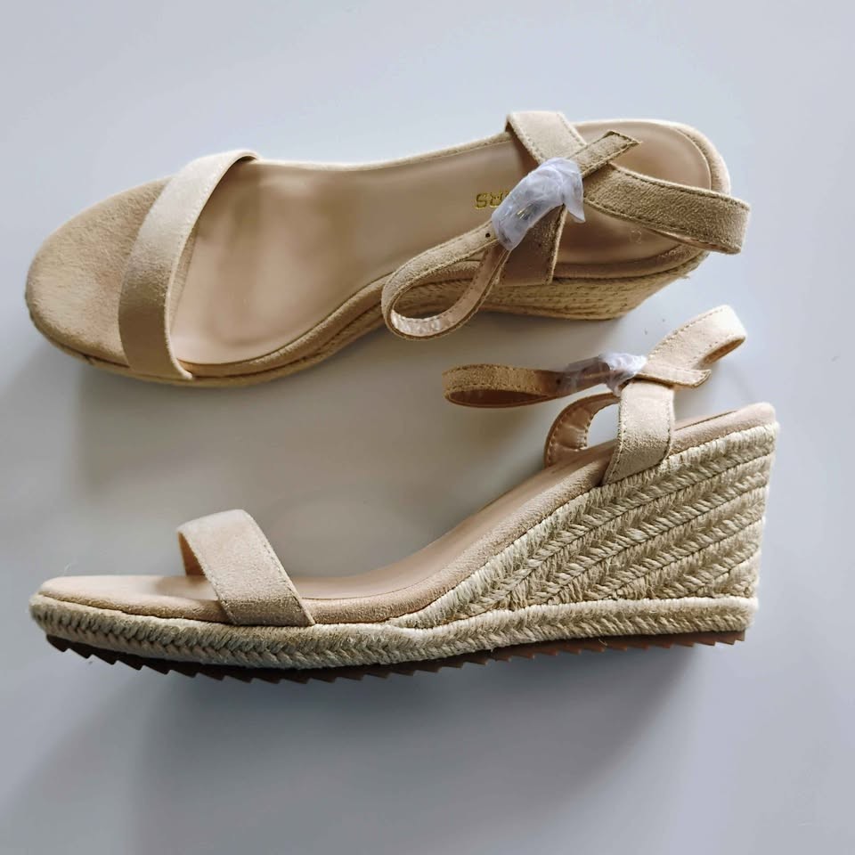 Dream Pairs Women's Size 11 wedges TAN