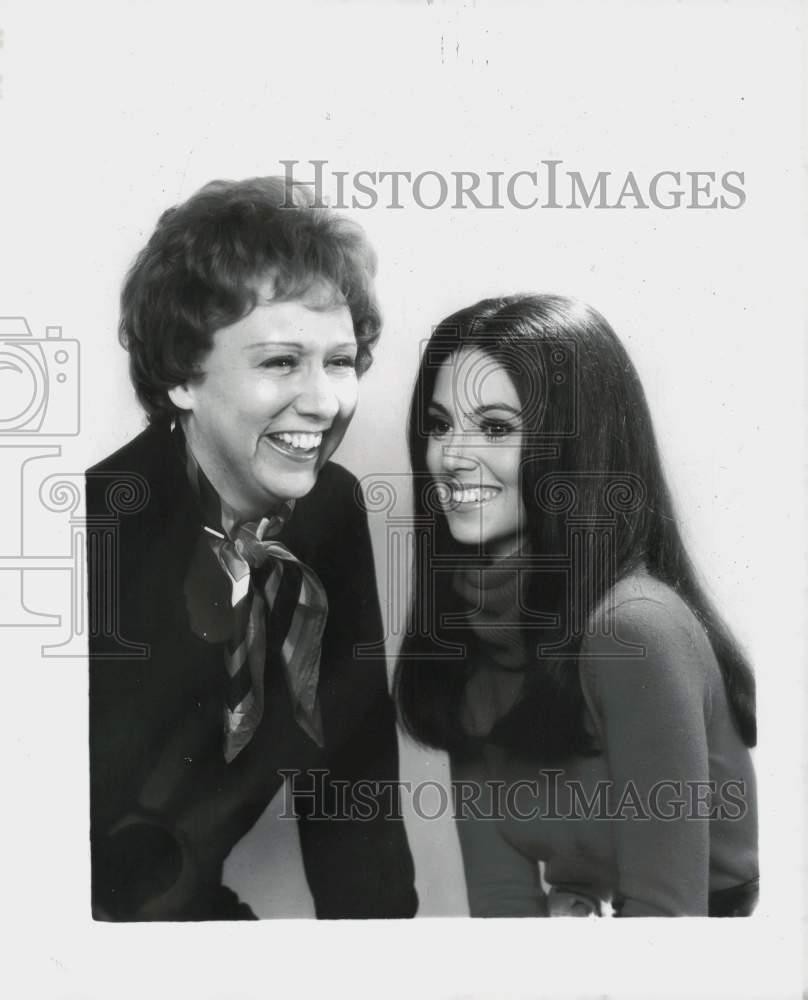 1973 Press Photo Actresses Jean Stapleton and Marlo Thomas - lrp84211