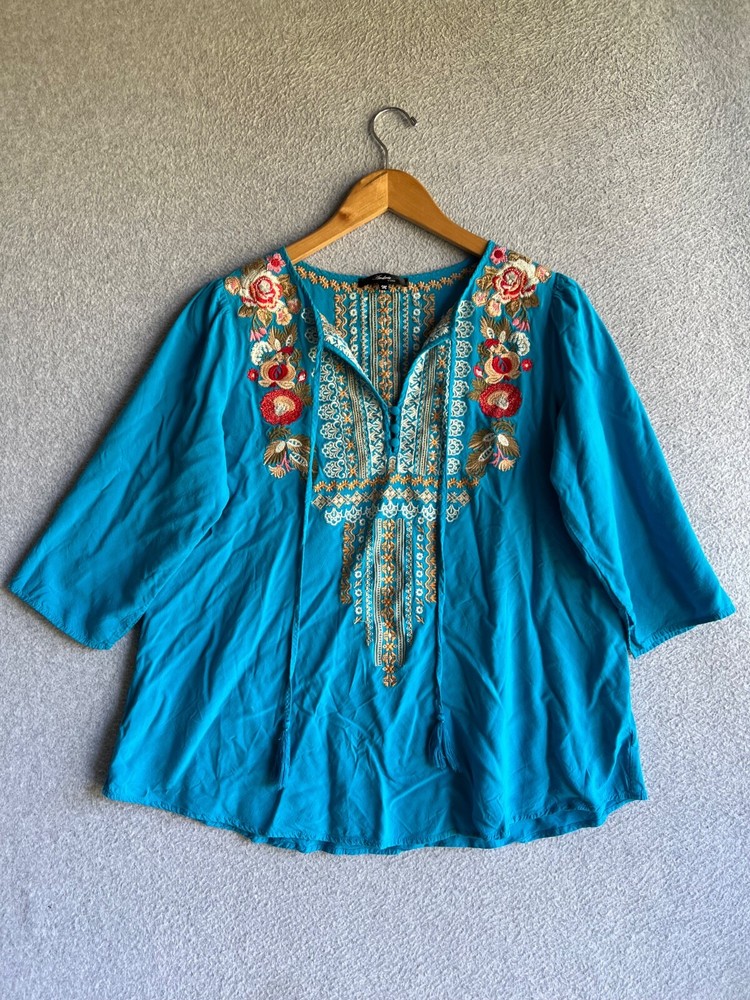 Andree By Unit Top Womens Medium Blue Floral Embroidery Boho Peasant Cottage