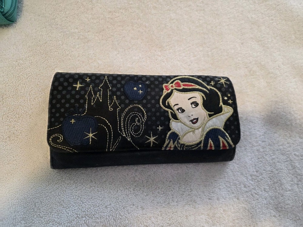 Disney Loungefly Snow White OG Heart Logo Embroidered Vintage Cloth Wallet