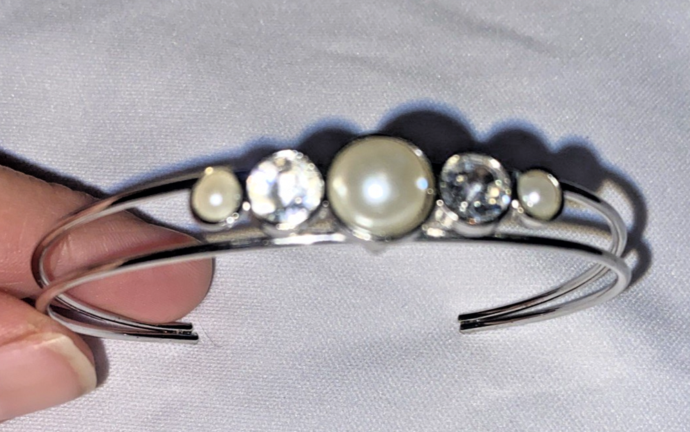 Pulsera plateada con adornos de perlas y cristales elegante