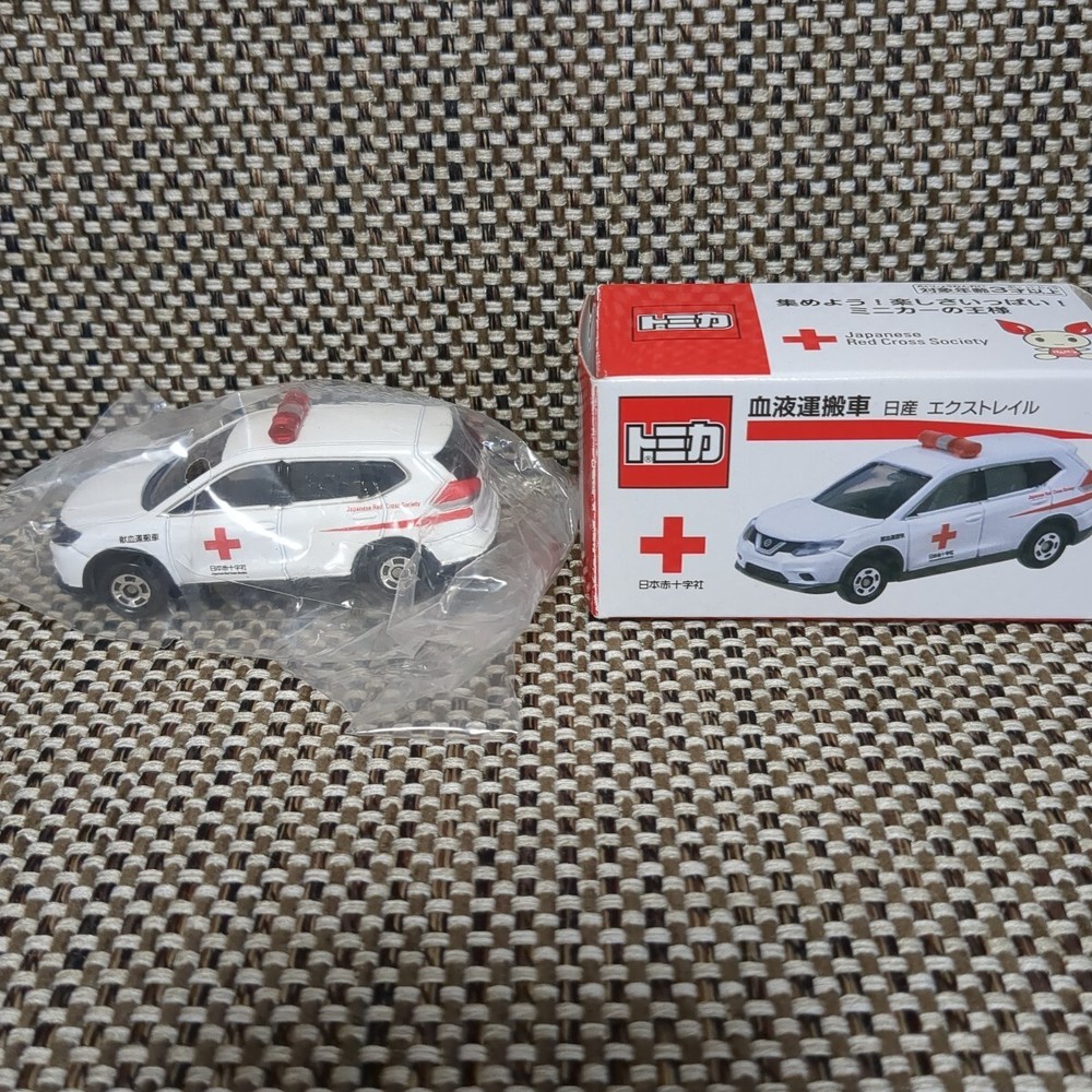 Takara Tomy Tomica Nissan X-Trail Japanese Red Cross Blood Transport Vehicle