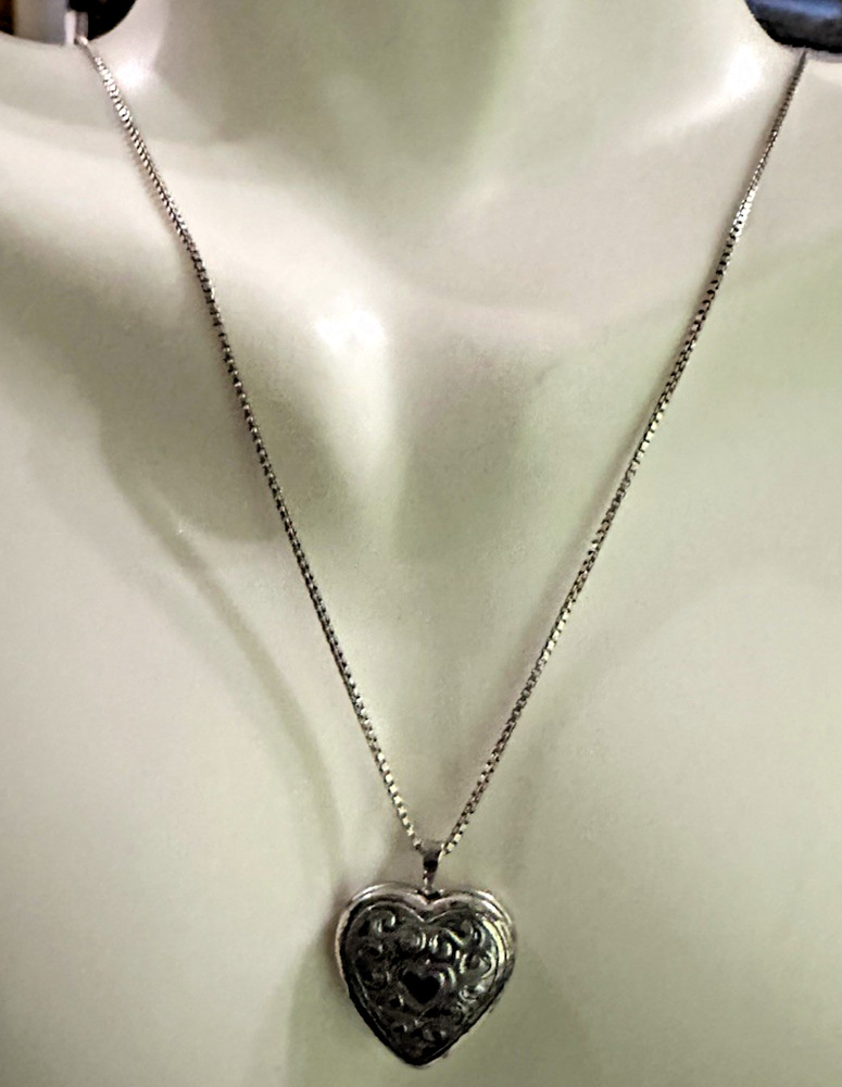 Vintage Sterling Silver Etched Heart Photo Locket Necklace PPC 18