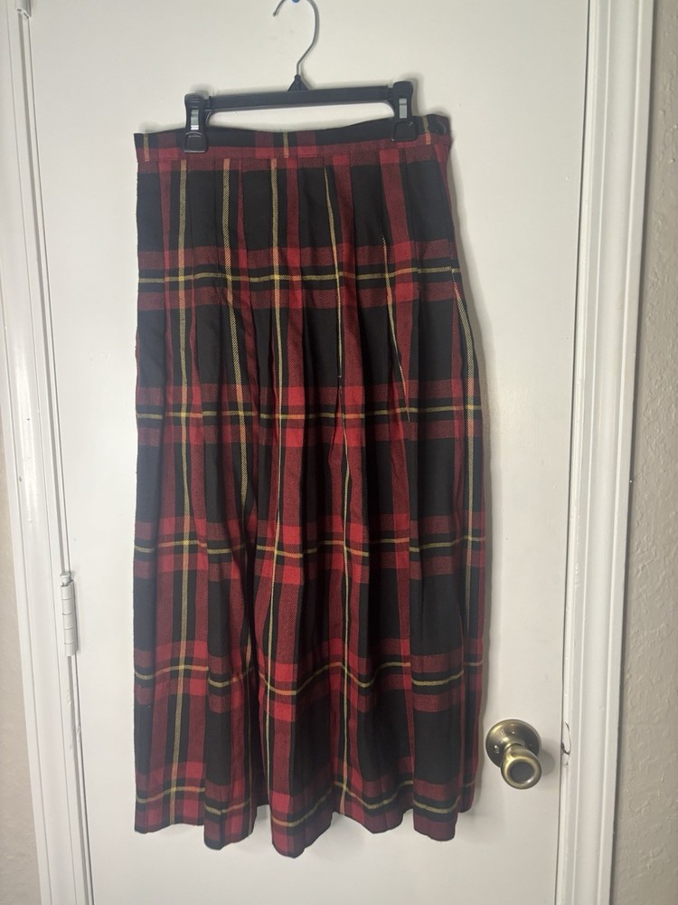 Lauren Wood Plaid Pleated Skirt in Size 8 - Classic Fit & Style