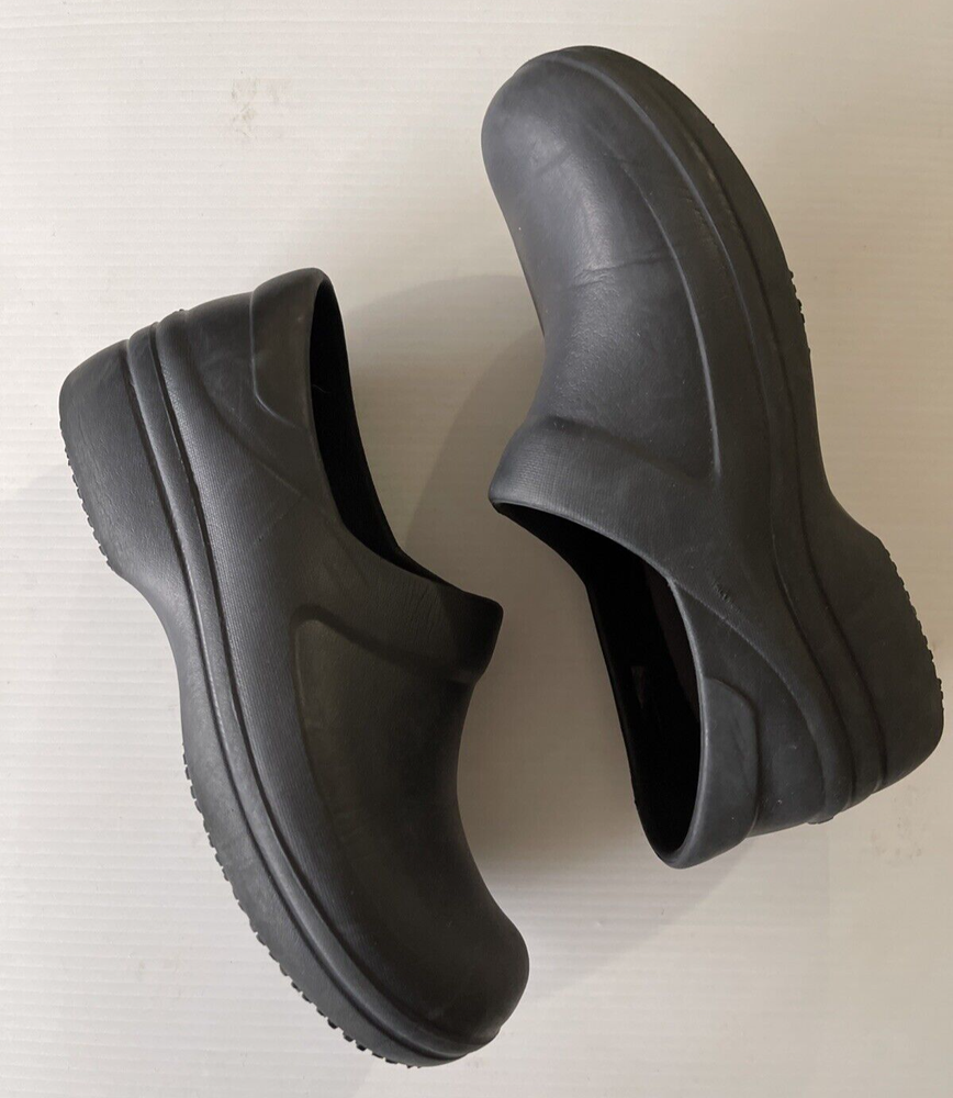 Crocs Nurse Women's  Size US 7 Slip-On Clogs Mules Work Slip Resistant Black.