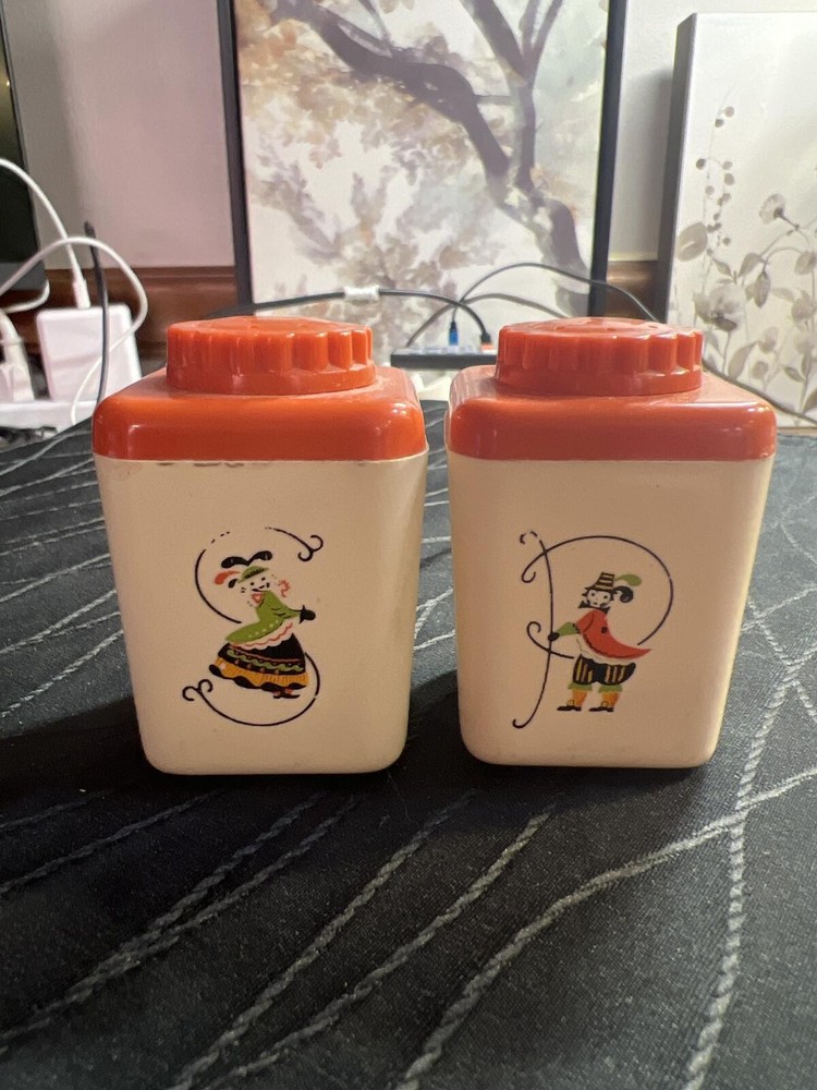 Sterilite or Lustro Ware Salt and pepper shaker set