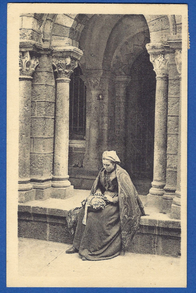 France, Le Puy,  Woman bobbin lace maker, Dentelliére au Cloitre, old Postcard