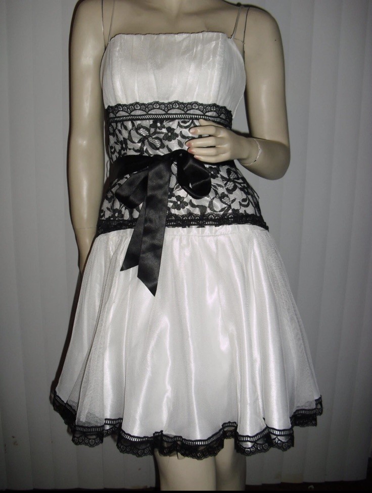 Jessica McClintock,Gunne Sax,black lace, white,tulle hem,sz 7,American made,Wow