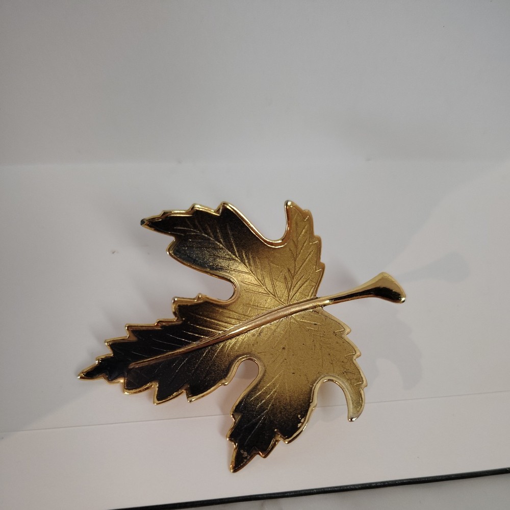 Vintage Brown Enamel Gold Tone Maple Leaf Fashion Brooch