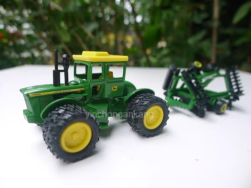 ERTL 1:64 *JOHN DEERE* Model 7520 Tractor w/DUALS & Wing Disk *NIP*