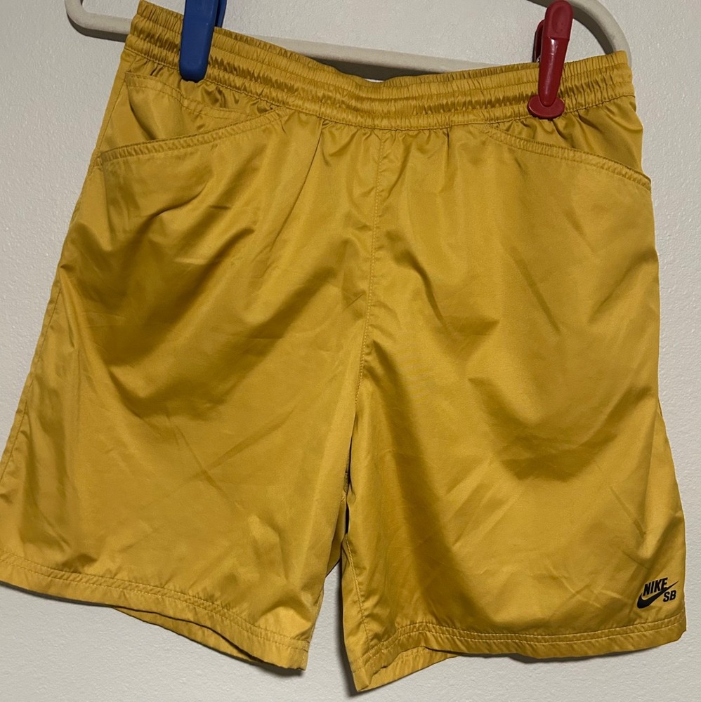 nike sb shorts mens medium