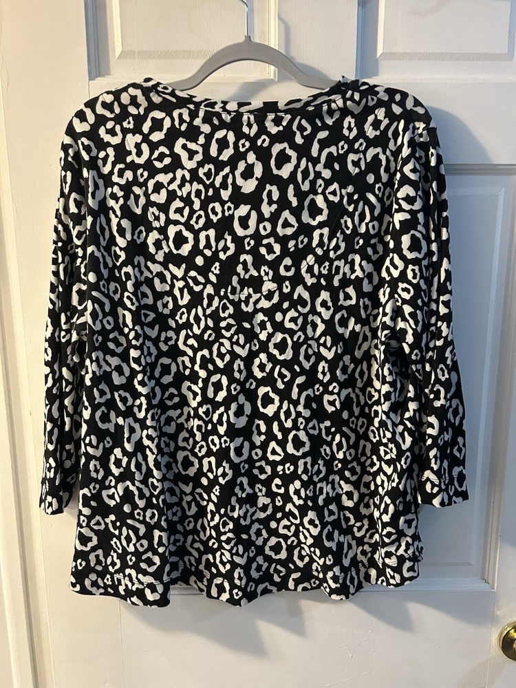 Chico's Size 4 Black White Leopard Animal Print V-Neck 3/4 Sleeve Top