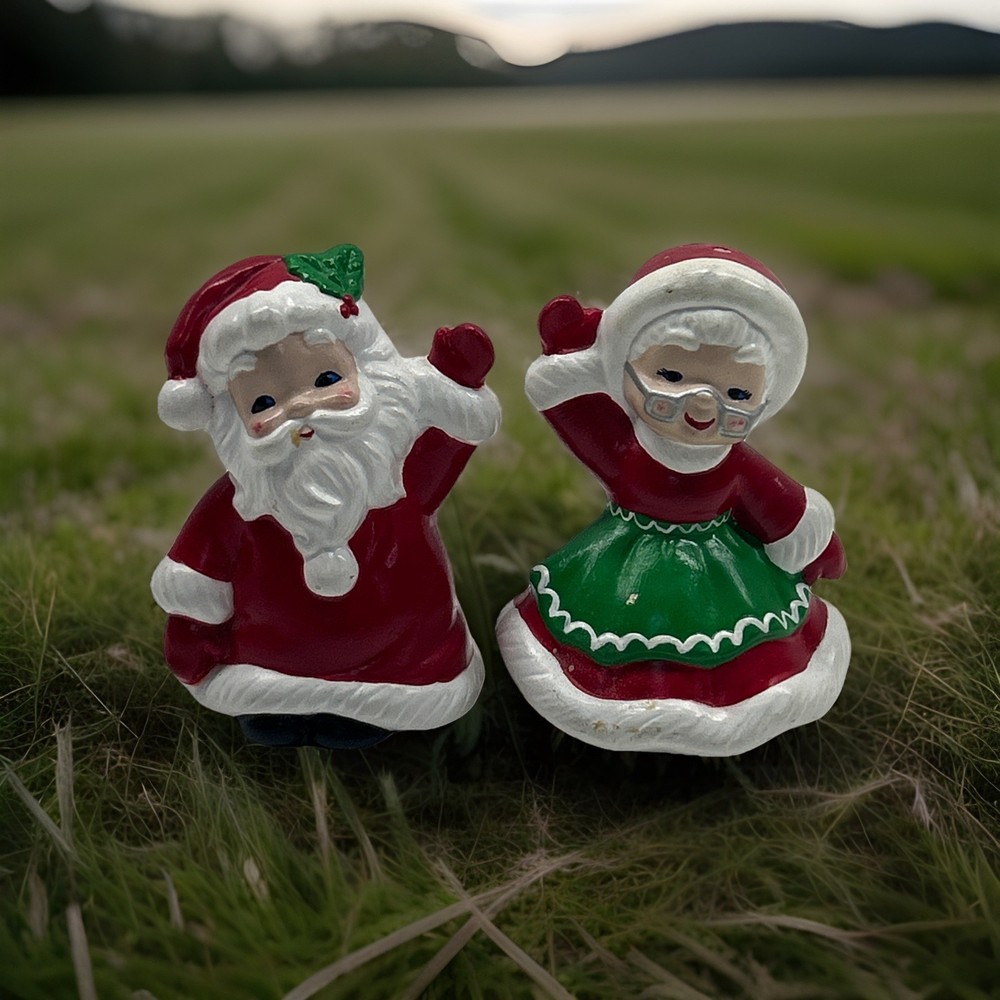 Vintage Ceramic Santa Mrs Claus Salt Pepper Shakers Christmas Holiday Set