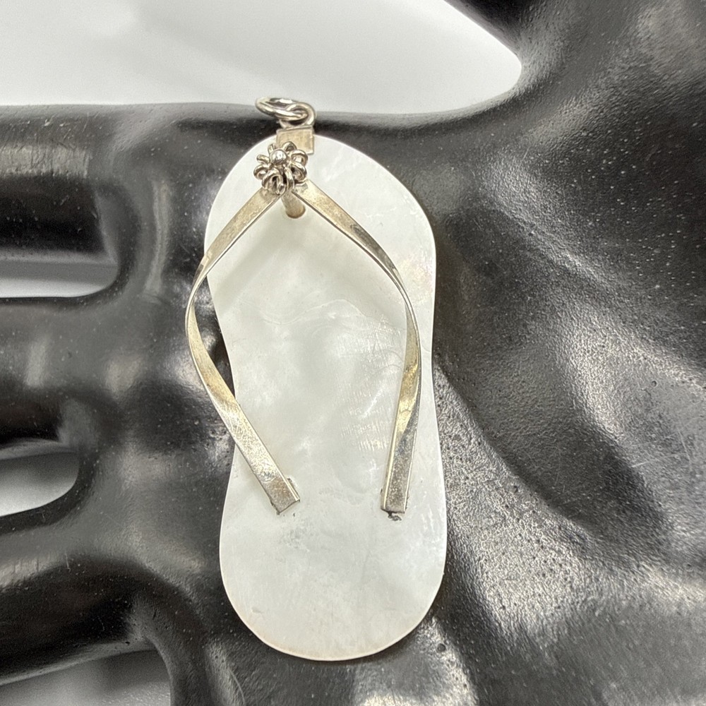 VTG Pretty 925 Sterling Silver Nacre Flip Flop Pendant. 3 Grams.