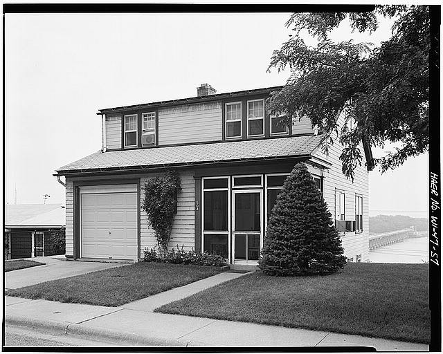 57. VIEW SOUTH LOCKKEEPER'S HOUSE, LOOKING SOUTHWEST - Upper Mississippi