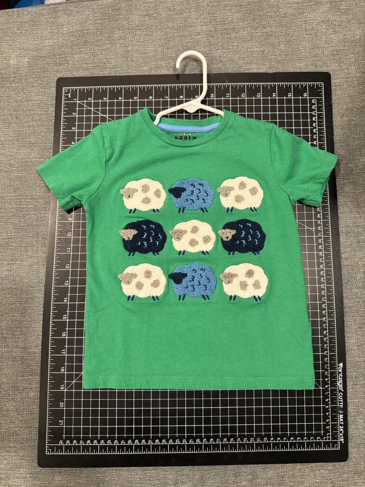 Mini Boden Boys SHEEP Applique Short Sleeve T-Shirt Size 5-6 years Green