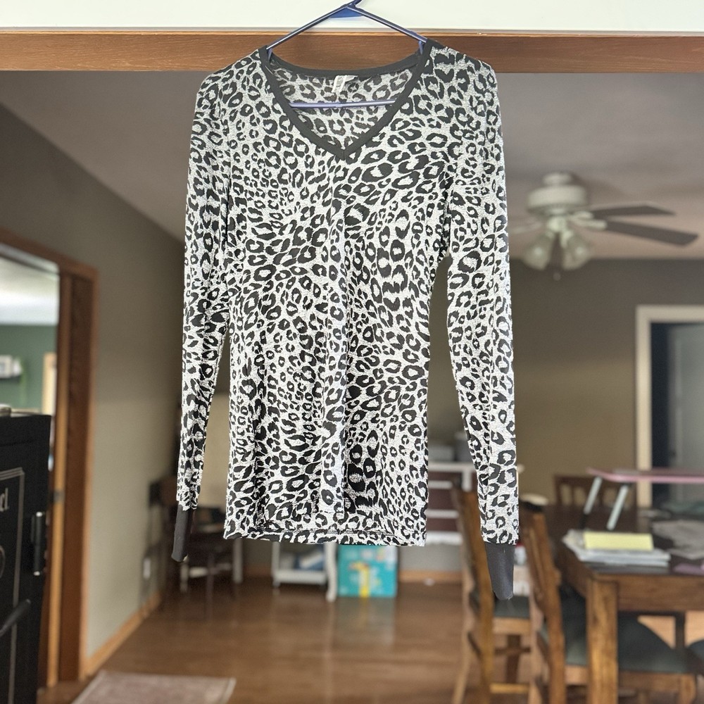BKE Women's Black/White Leopard Animal Print V-Neck Long Sleeve Knit Tee L