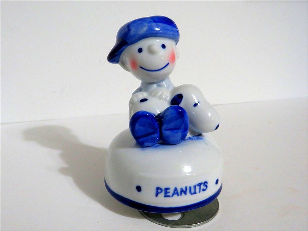 SNOOPY PEANUTS CHARLIE BROWN WOODSTOCK SANKYO CERAMIC MUSICAL MUSIC BOX FIGURE