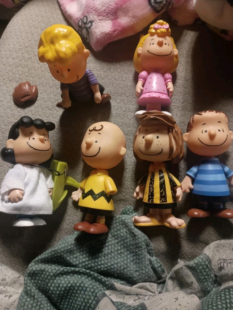 2002 UFS Peanuts Lot of Figures 6 Snoopy ( Charlie Brown) Vinyl
