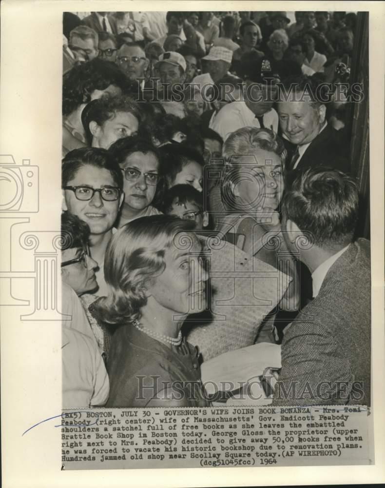 1964 Press Photo Toni Peabody leaves Boston's Brattle Book Shop with free books
