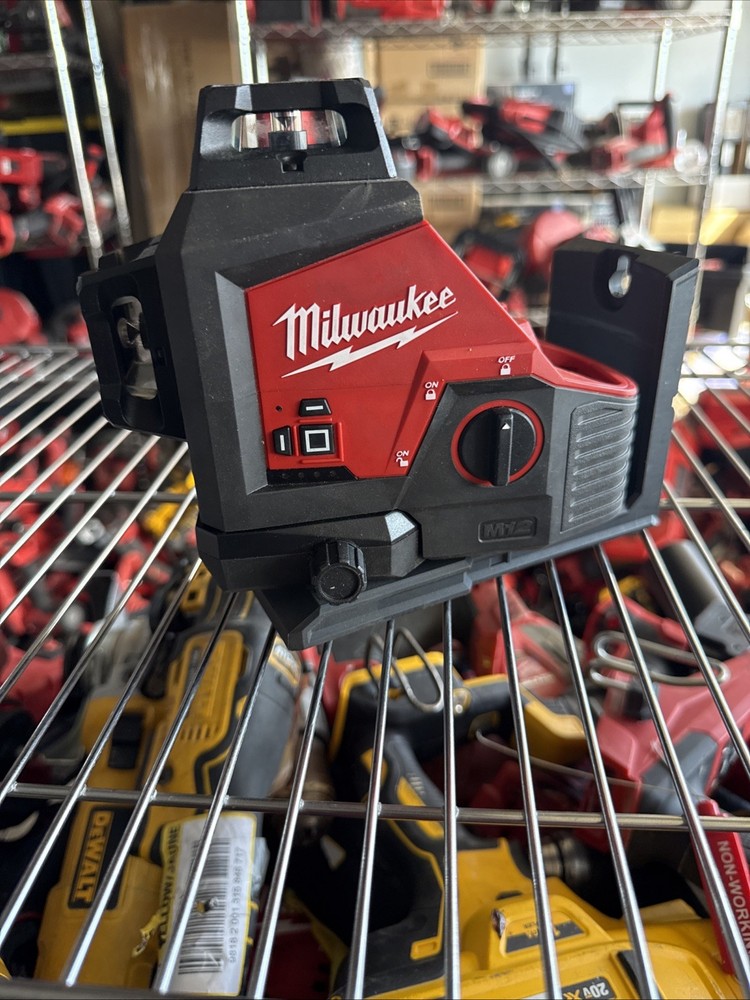 Milwaukee M12 - 360-Degree, 3-Plane Laser Level (tool Only) ⭐️1 Broken Light