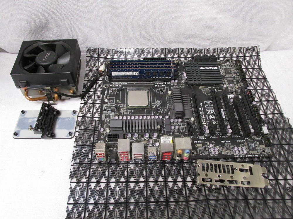 Gigabyte GA-990FXA-UD3 Motherboard W/16 GB RAM & AMD FX-8300 ( FAN INCLUDED)