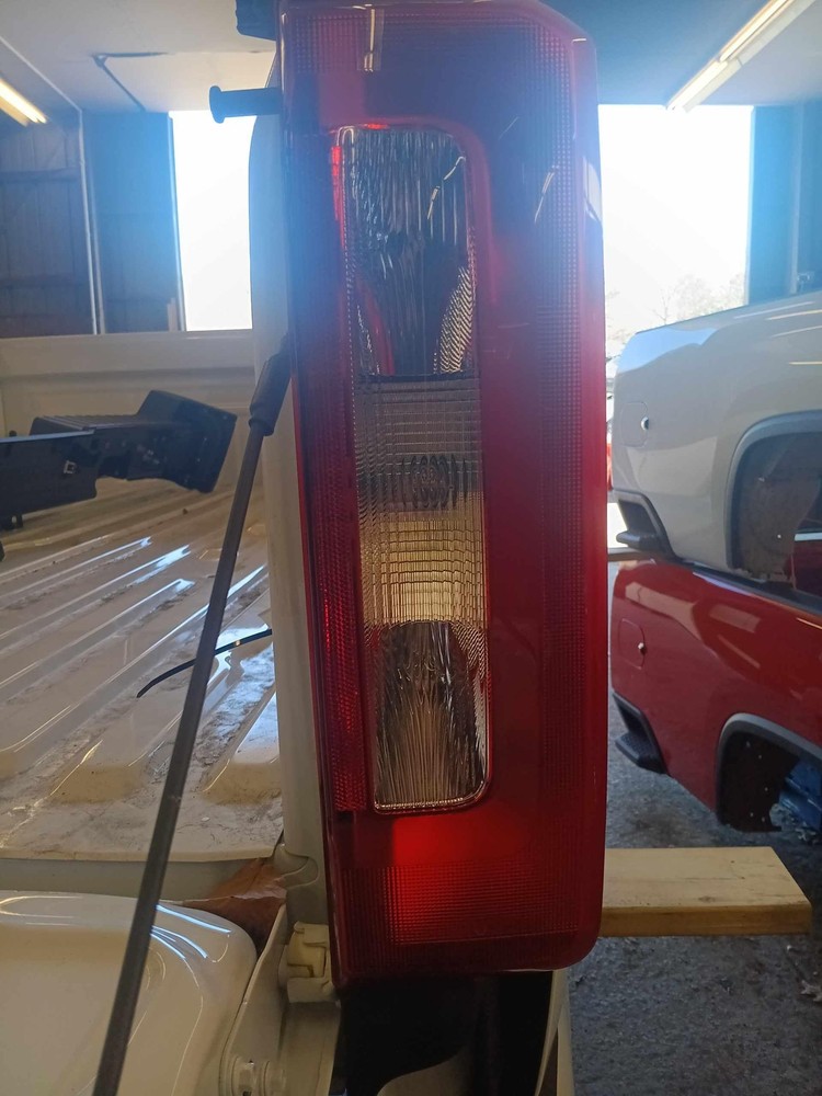 Tail Light Assembly FORD F250 SD PICKUP Right INCANDESCENT W/O LED 23 24