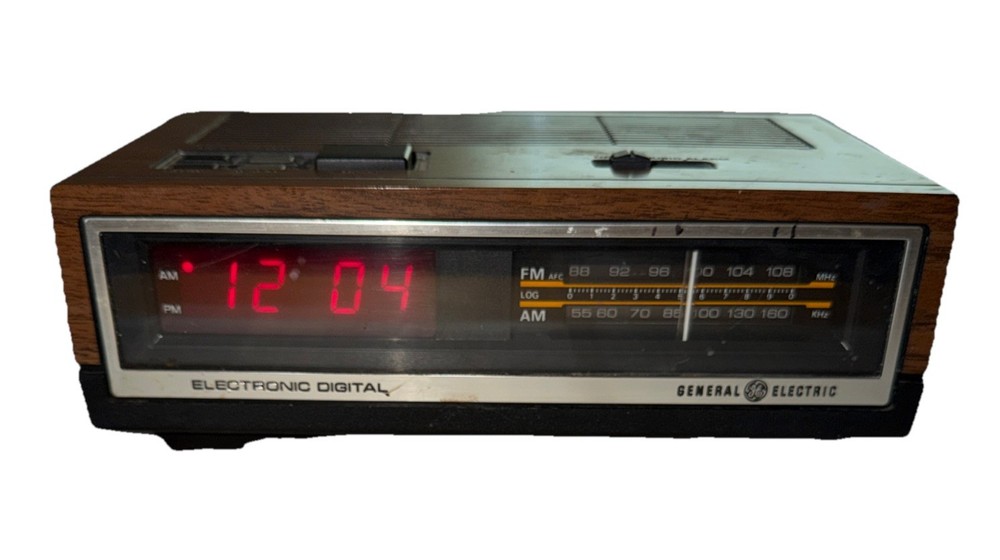 Vintage GE General Electric 7-4640D Digital AM/FM Alarm Clock Radio - Works!