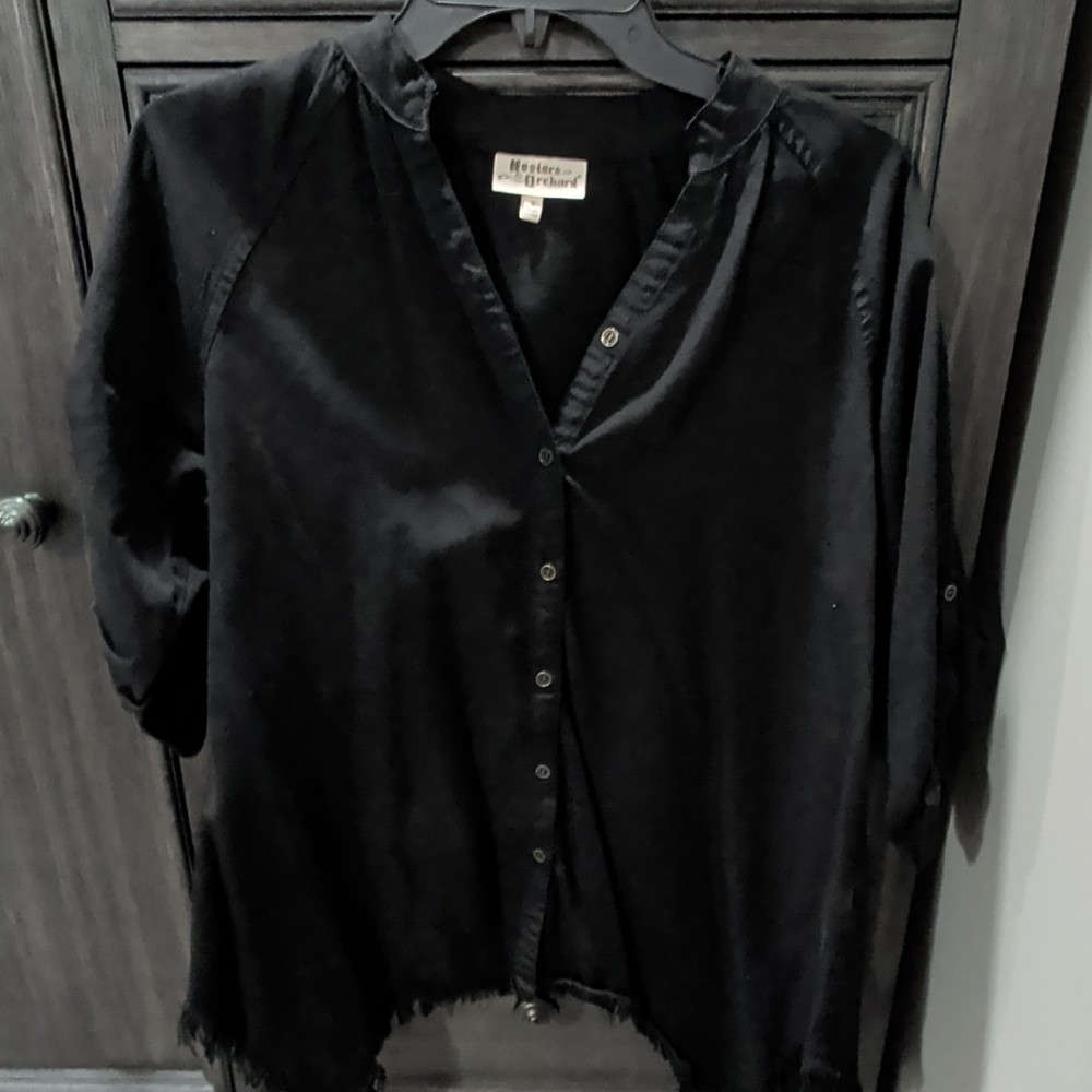 Hester & Orchard Women’s Black Solid Woven Tencel V-Neck Button-Up Blouse S