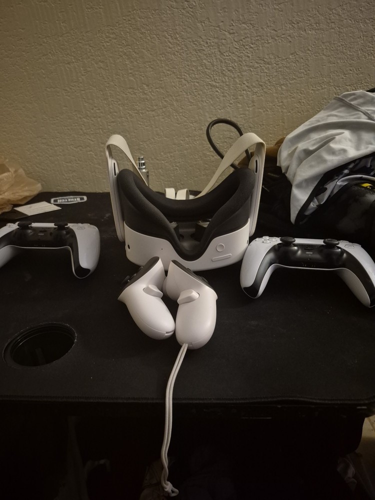 Meta Quest 3s/ 2 Ps5 Controllers 128GB