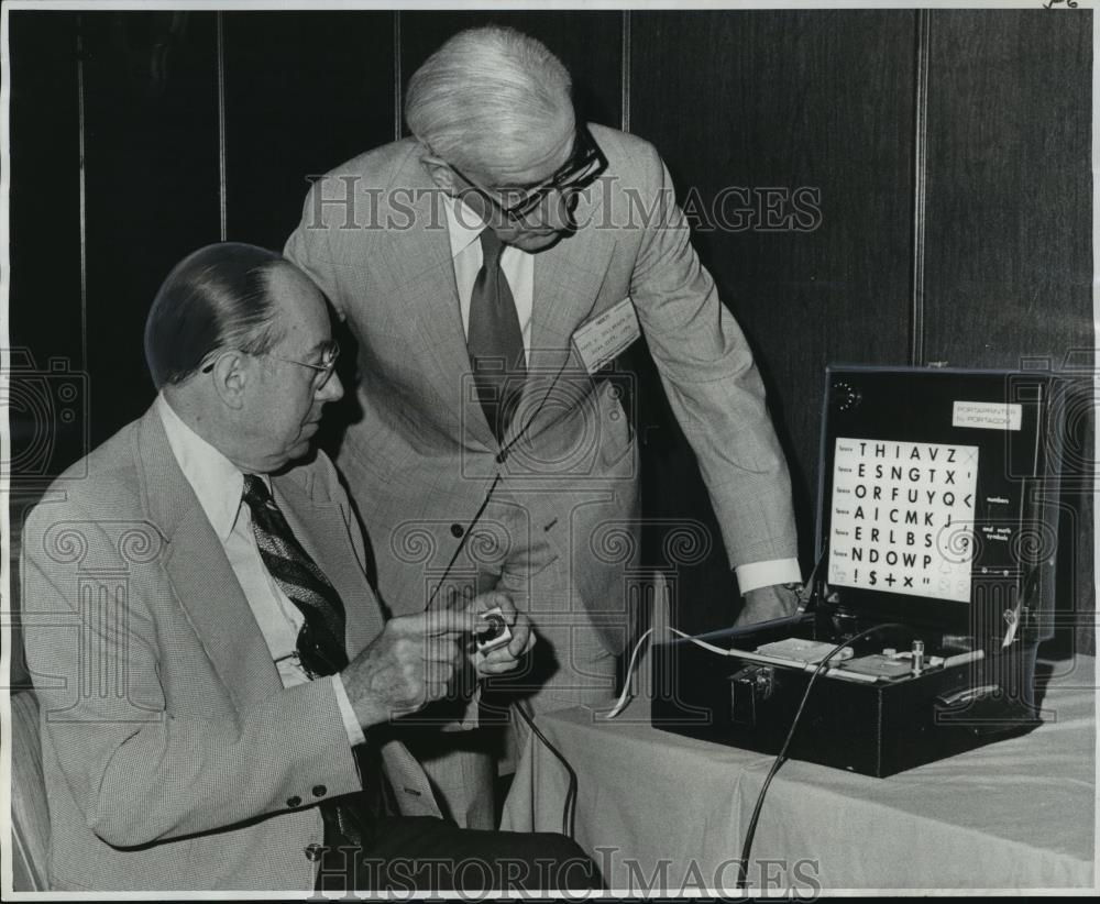 1975 Press Photo American Academy of Cerebral Palsy convention porter-printer-image