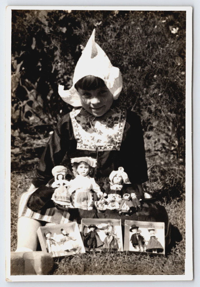 Antique Vintage Photo Picture Of A Young Girl In A Dutch Costume With Her Dolls