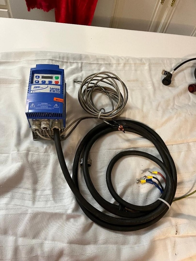 Lenze ACTech ESV112NO2TXB VFD, 1.5hp, 0-230V, 50-60hz, with CABLES Red 60%-image