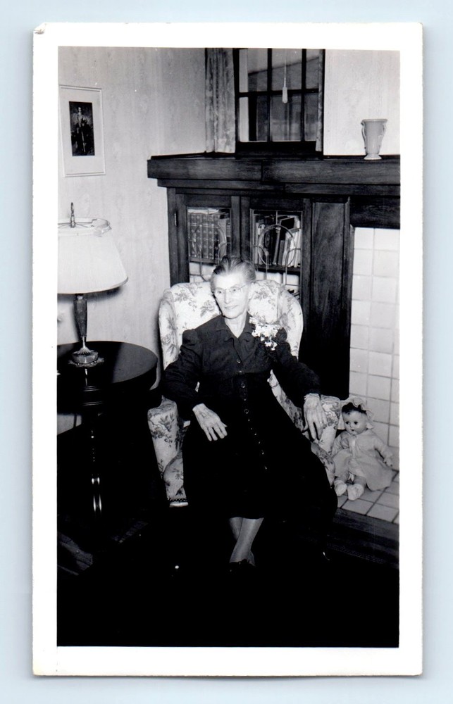 Old Vintage Photo OLDER WOMAN GLASSES DOLL LIVING ROOM ANTIQUE SNAPSHOT 1943