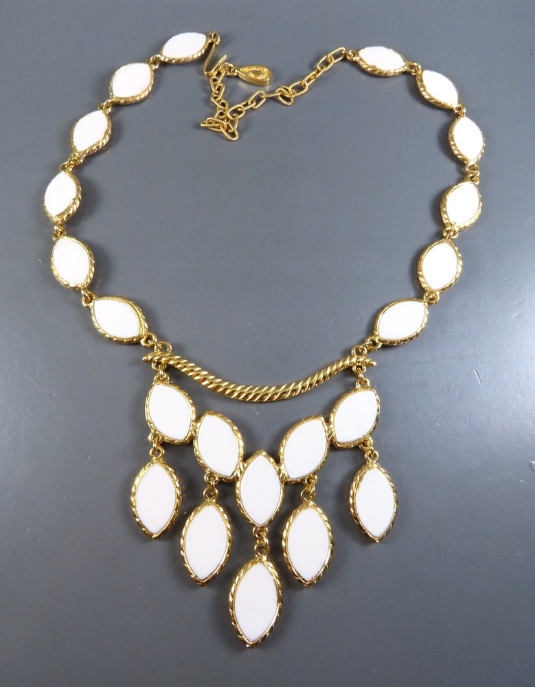 VTG Lisner Bib Necklace GOLD TONE w/WHITE ENAMEL Leaf Leaves Shape POINTED OVALS
