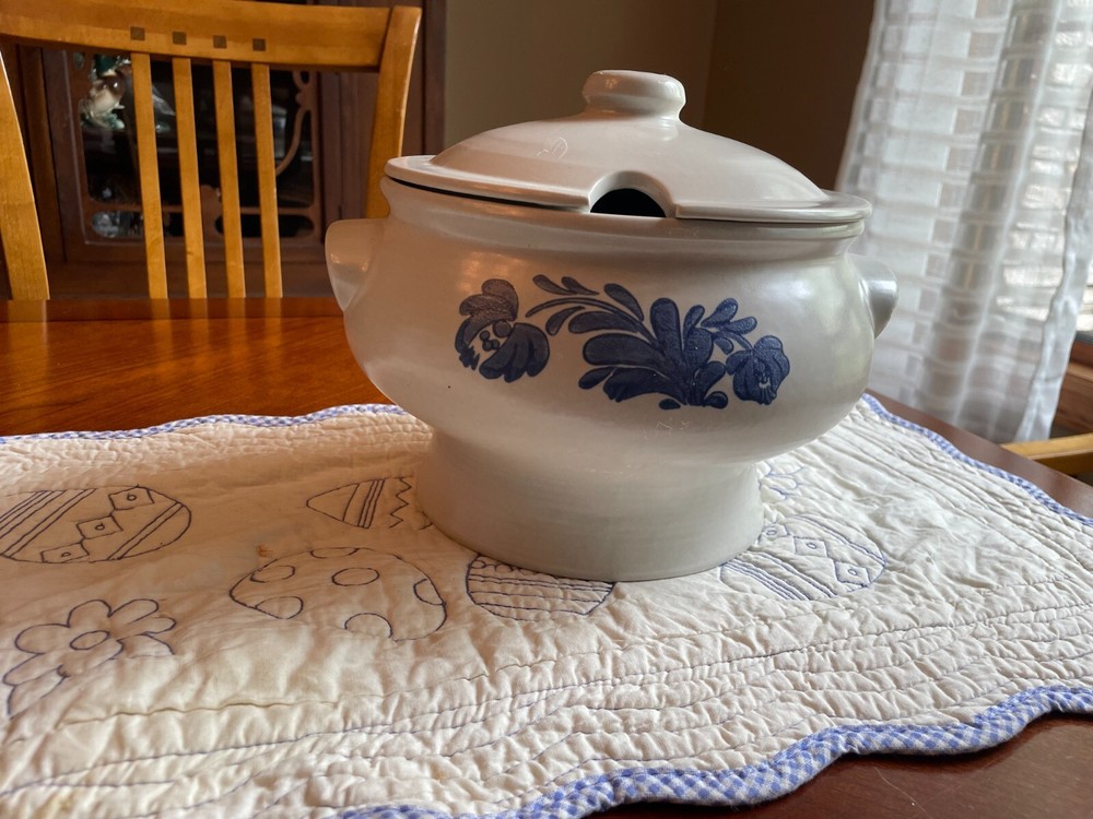 Pfaltzgraff Yorktowne Soup Tureen Without Ladle