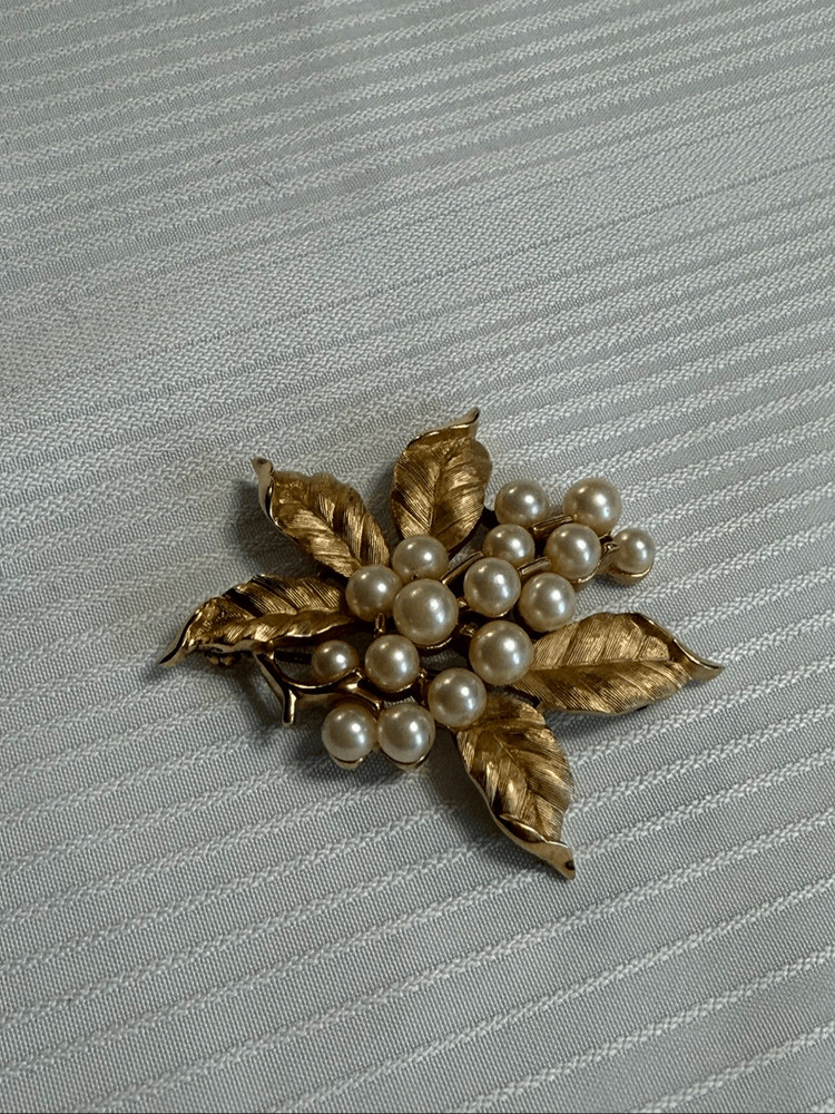 Vtg Signed Crown Trifari Faux Pearl Leaf Brooch/Pendant  w/Gold Tone