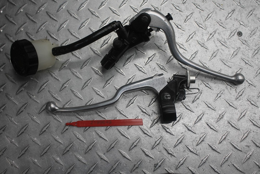 2014 YAMAHA YZF R1 FRONT BRAKE MASTER CYLINDER & CLUTCH PERCH W/ LEVERS