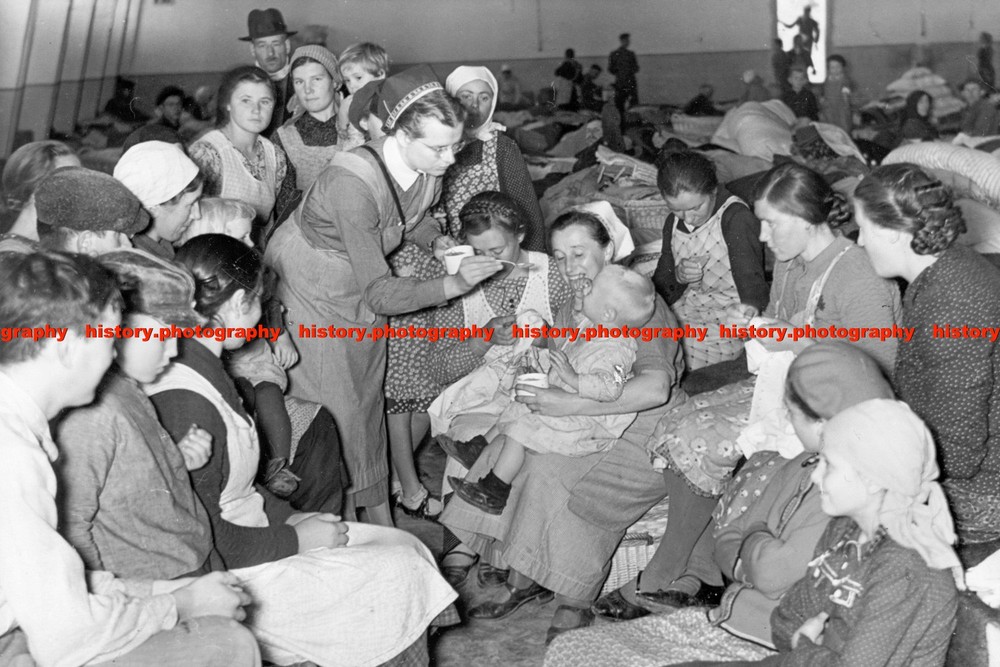 F019489 NSV Nurses caring for Bessarabian German resettlers in Galatz Romania 19