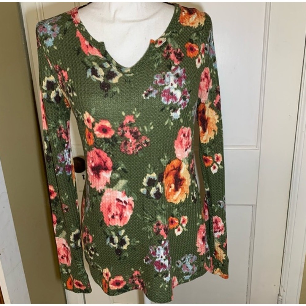 Green Pink Floral Print Waffle Knit Long Sleeve V-Neck Top Women’s Size Large